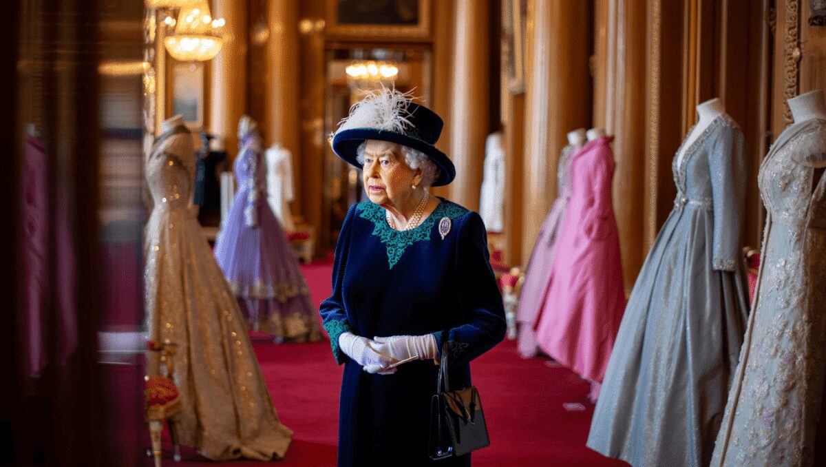 Merletti e abiti gioiello, la moda di Elisabetta II in una mostra a Buckingham Palace