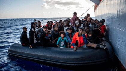Gommone sovraffollato e nessun salvagente, salvate 71 persone dalla nave di Emergency