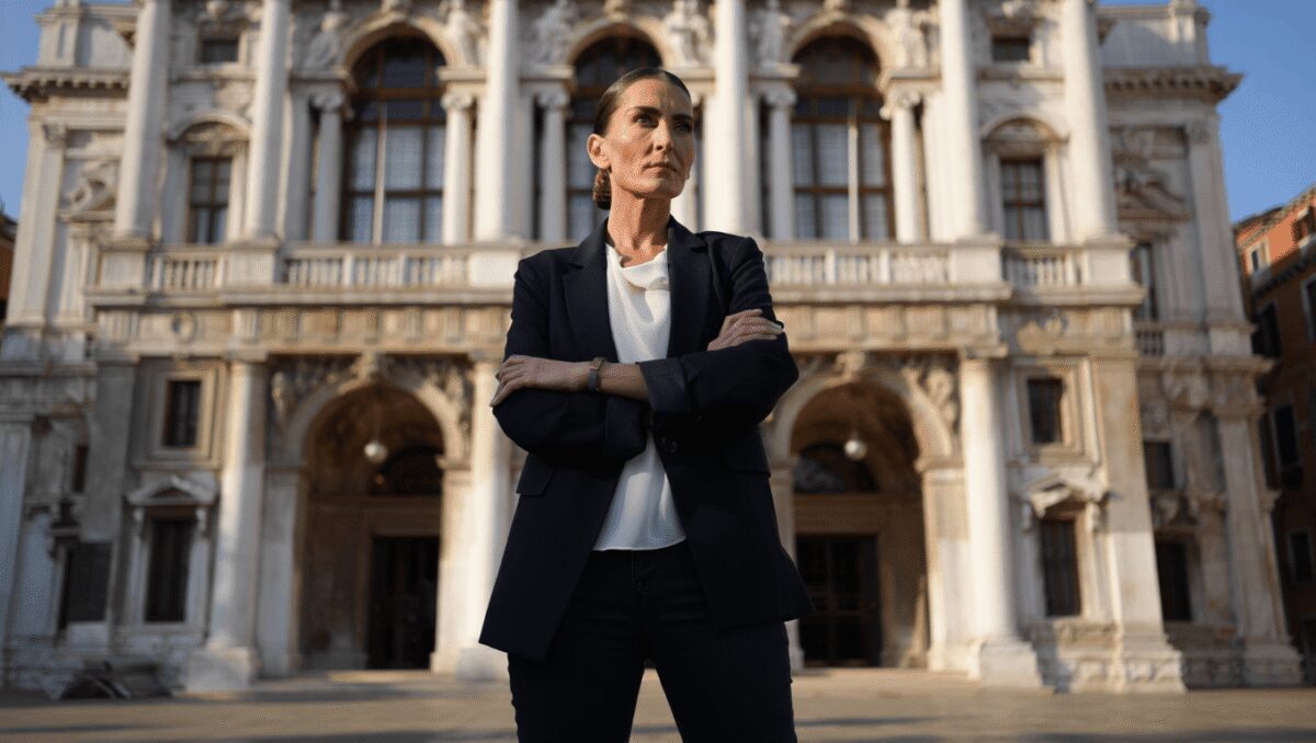 Beatrice Venezi rompe il silenzio: "Alla Fenice risponderò in modo opportuno, io bullizzata dalle maestranze"