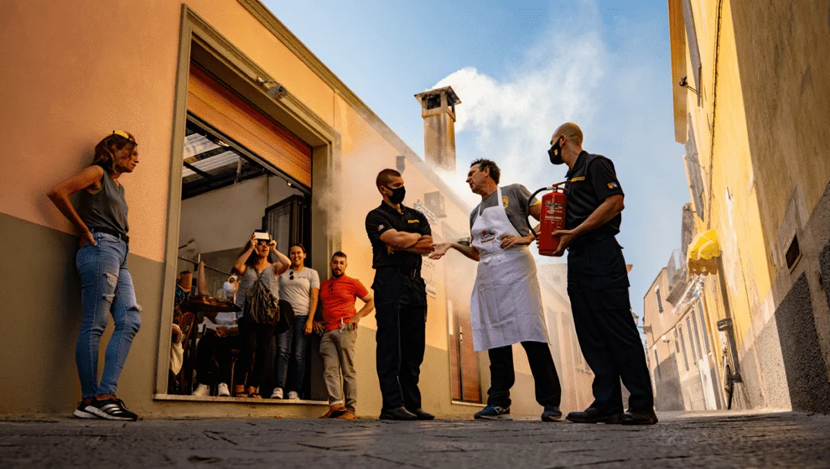 Cagliari, fuoco nella canna fumaria di un ristorante