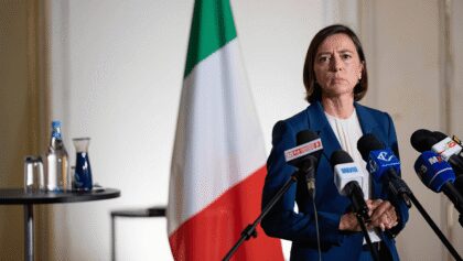 Opposizioni: 'Carburanti razionati e Meloni scappa'. La premier: 'Difendo la Nazione'