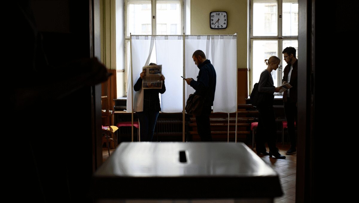 
                    Ballottaggi:alle12 affluenza su base nazionale 13,55%,in calo rispetto primo turno
                  
