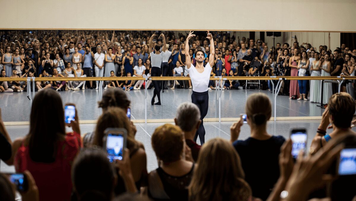 SCATTIDELGIORNO Roberto Bolle conduce la più grande lezione di danza alla sbarra del mondo
