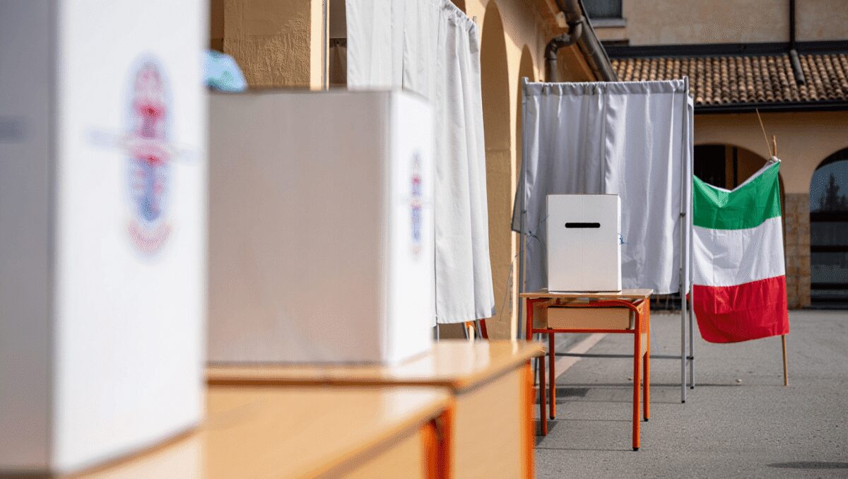 Urne aperte fino alle 15 per i ballottaggi in sei capoluoghi e 35 città. Affluenza in netto calo
