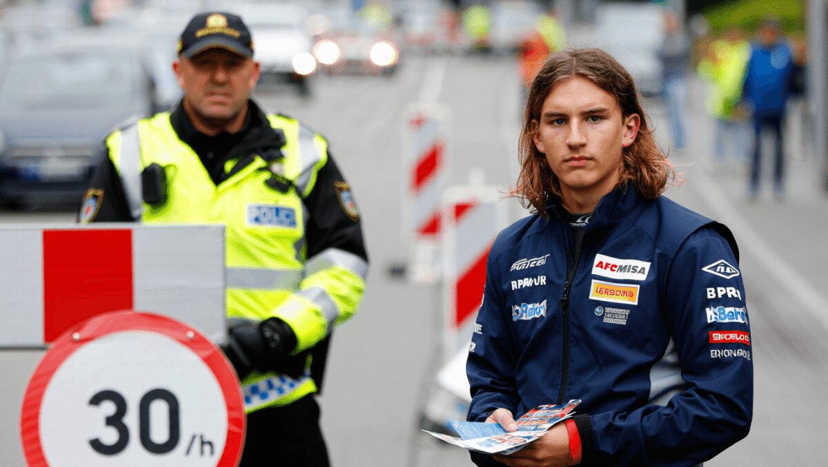 
                      Sicurezza stradale, Kimi Antonelli con la polizia: "Velocita' solo in pista"
                    
