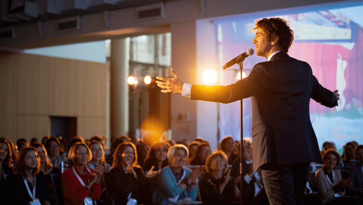 Al congresso Uil sul palco Mr. Rain canta "Supereroi" - Video