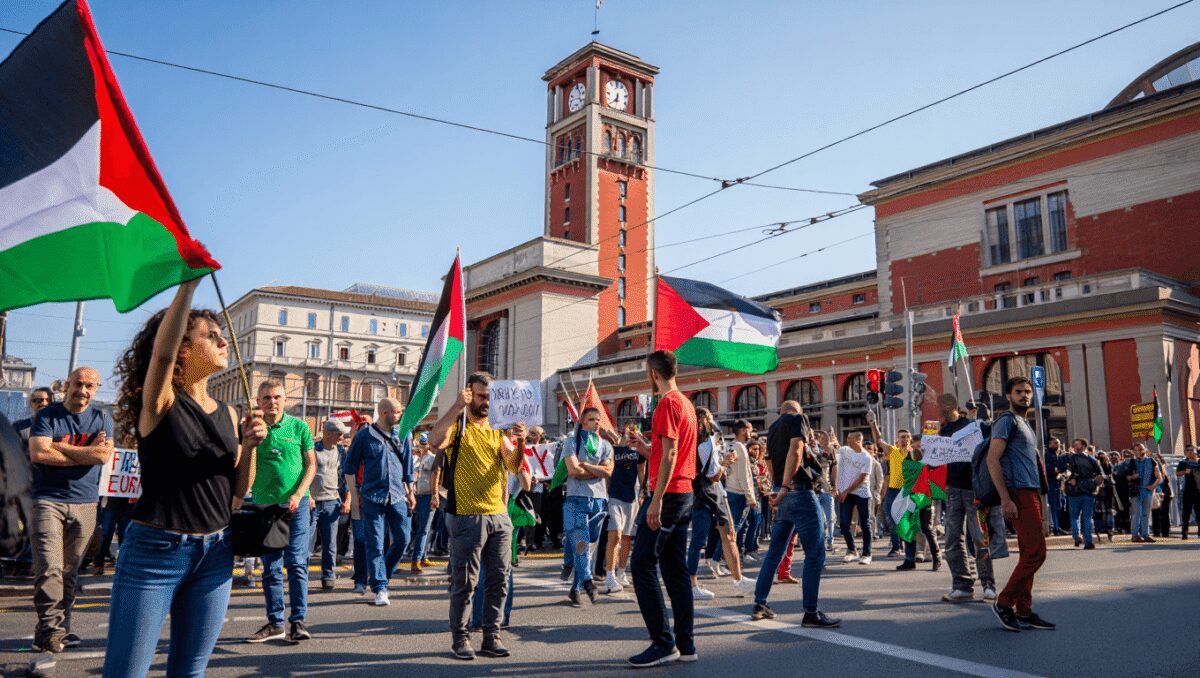 A Milano il presidio per la Palestina fuori dalla Stazione Centrale