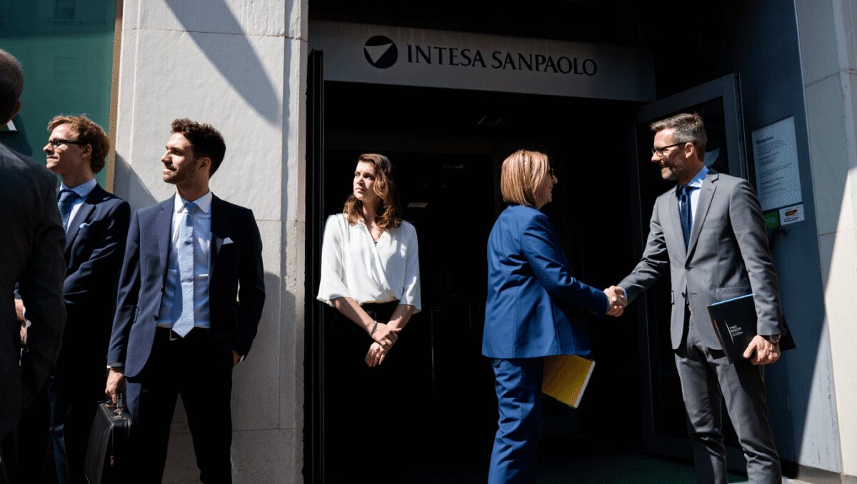 Unipol rileverà da Intesa 635 filiali da fondere con Bper