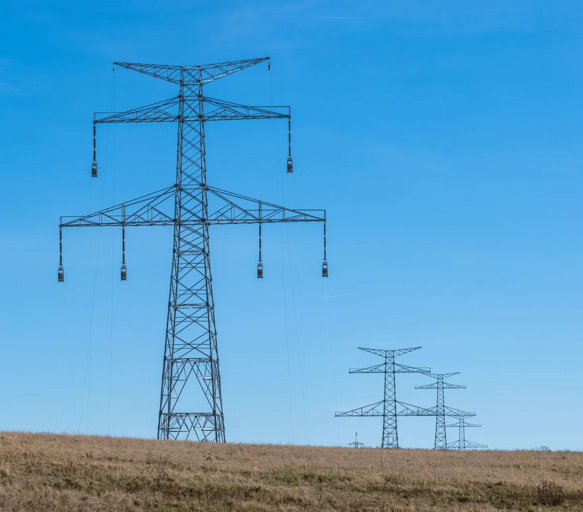 Infrastruttura di rete elettrica europea con linee di trasmissione e stazioni