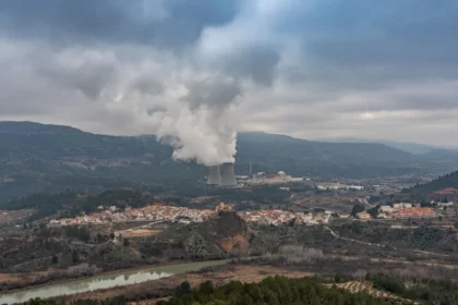 Torri di raffreddamento di una centrale nucleare contro un cielo nuvoloso europeo