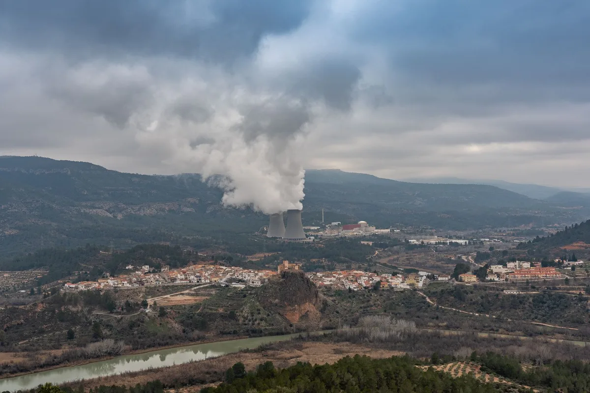 Torri di raffreddamento di una centrale nucleare contro un cielo nuvoloso europeo
