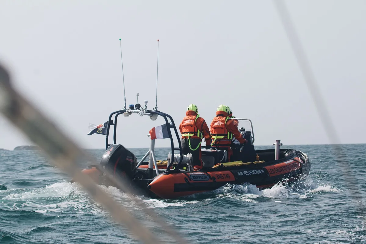 Operazioni di soccorso in mare con imbarcazioni della Guardia costiera