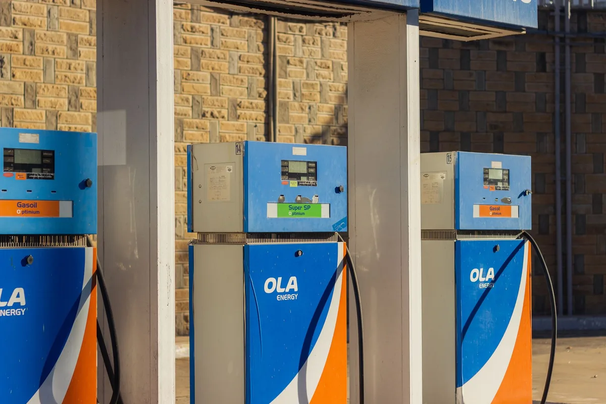 Pompa di benzina in una stazione di servizio anonima durante il rifornimento