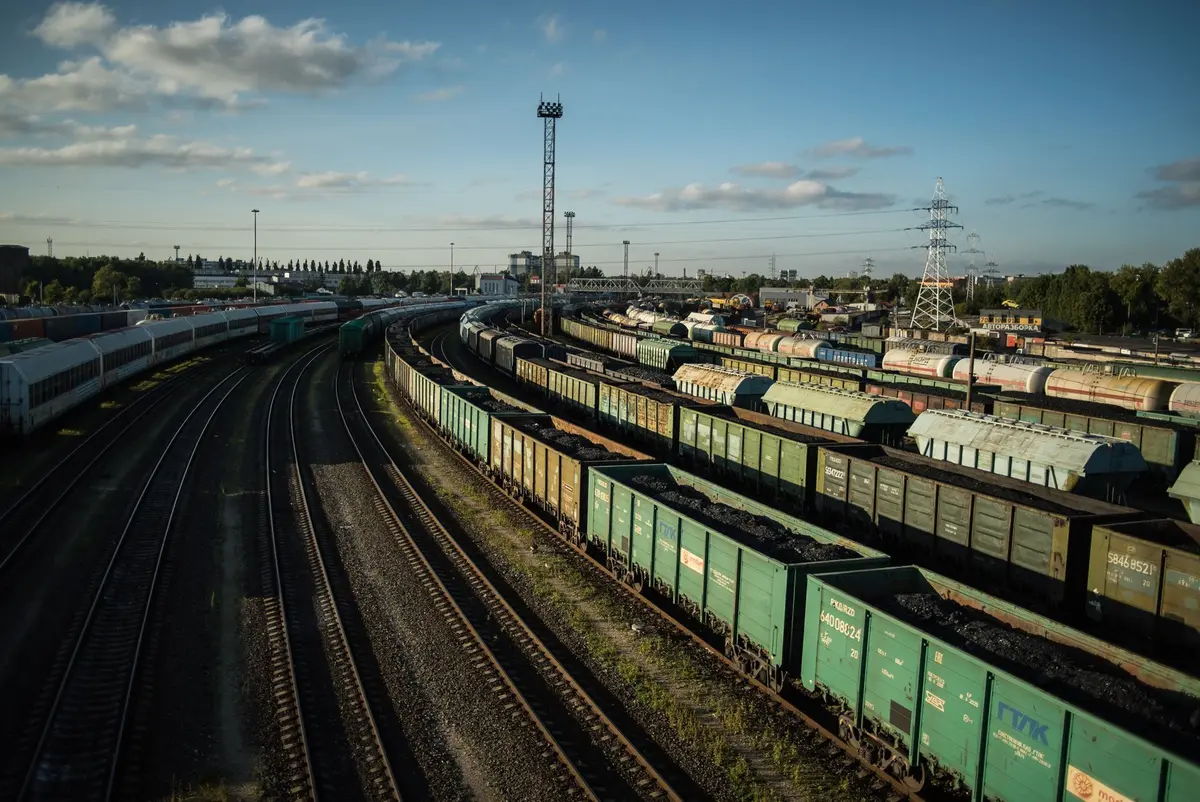 Treno Intercity in stazione con binari e infrastrutture ferroviarie