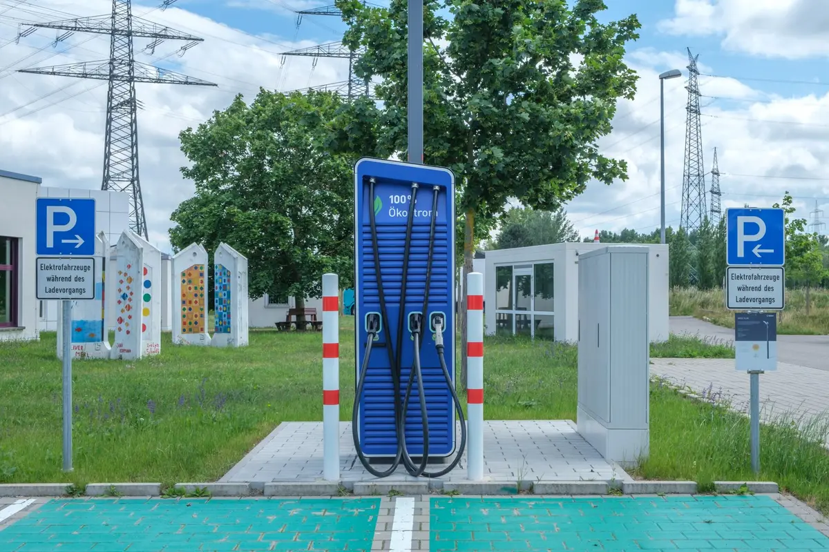 Colonnina di ricarica rapida per veicoli elettrici in area urbana