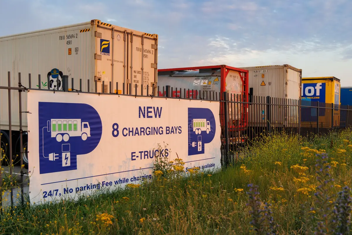 Batteria di grande capacità di un camion pesante durante la manutenzione