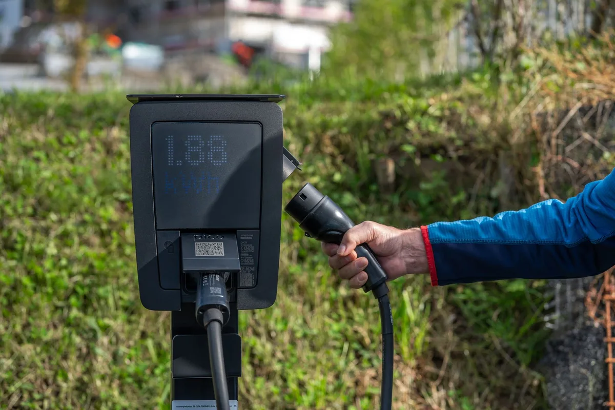 Camion elettrici in ricarica presso una stazione di servizio lungo un'autostrada europea