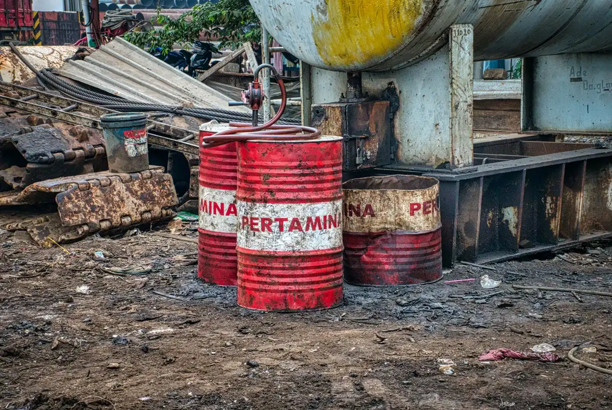 Barili di petrolio greggio in raffineria industriale