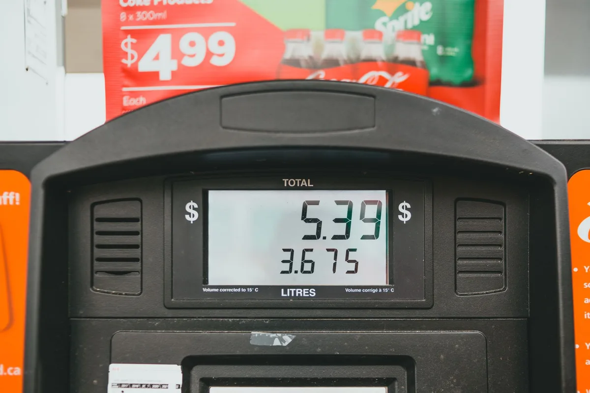 Prezzo del carburante in aumento visualizzato su un distributore di benzina