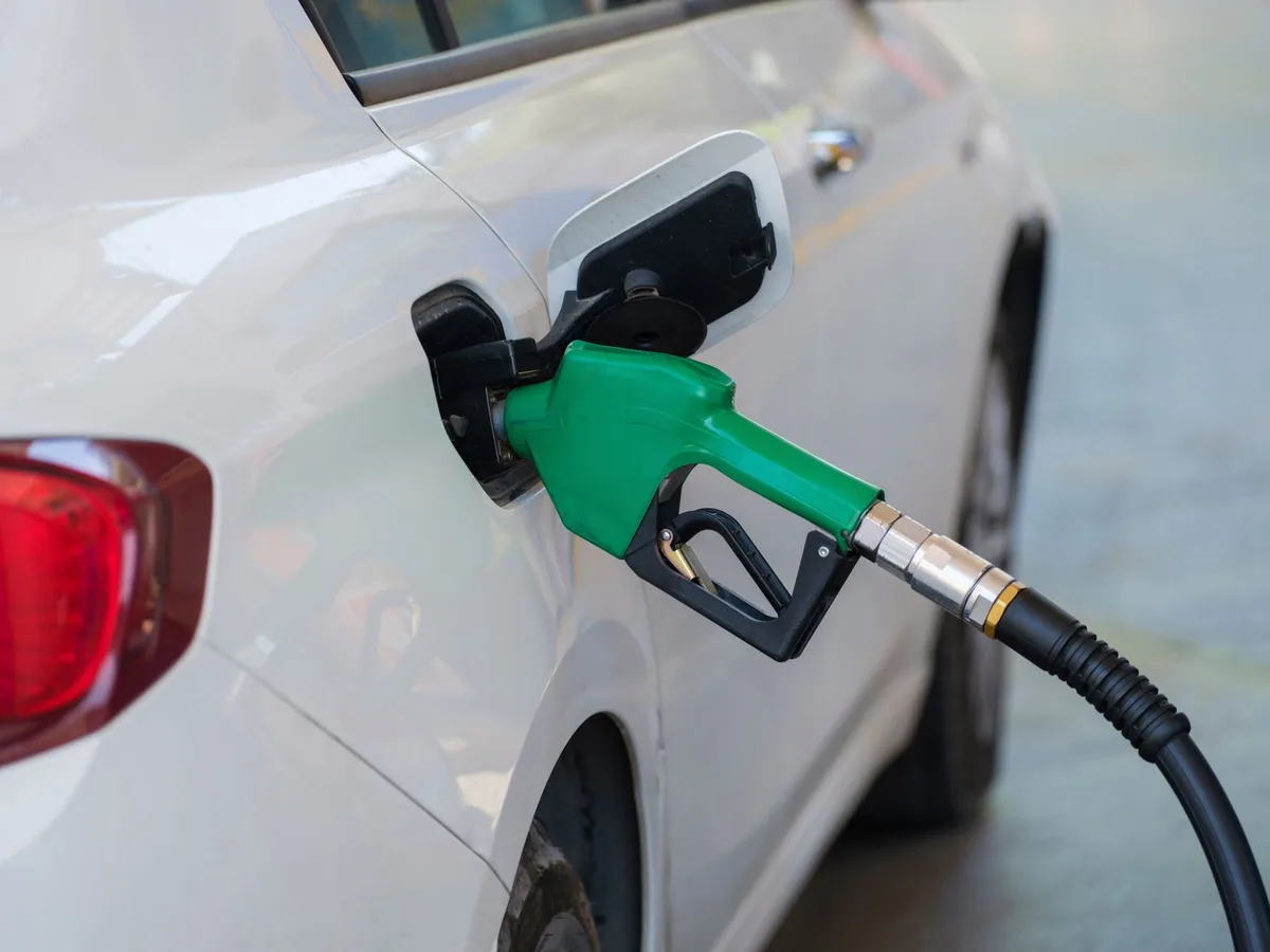Cliente che fa rifornimento presso una pompa di benzina