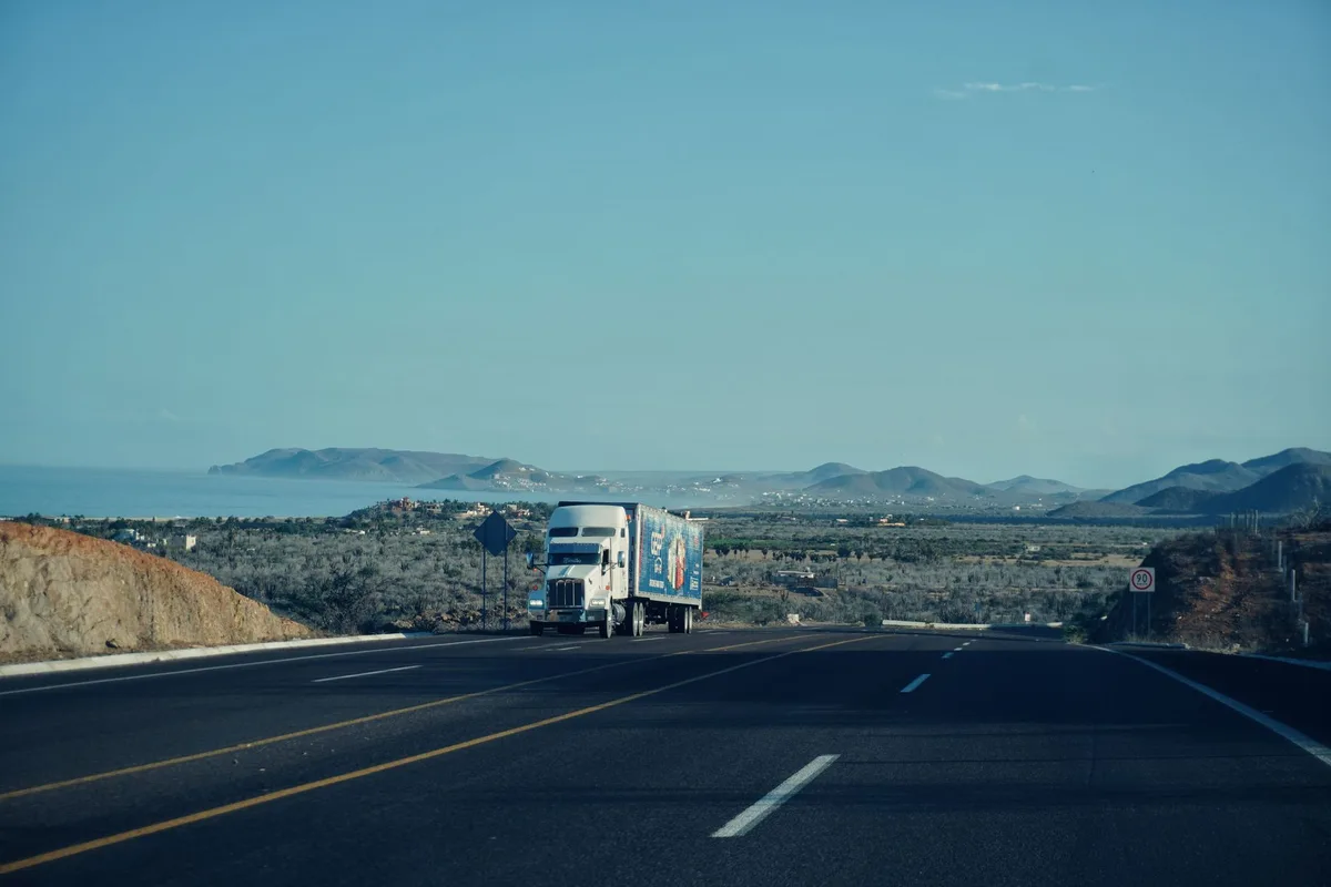 Camion in viaggio su autostrada per il trasporto merci