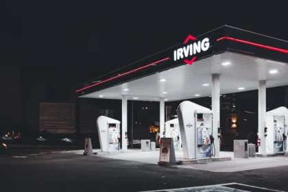 Distributore di carburante con prezzi in aumento sul display