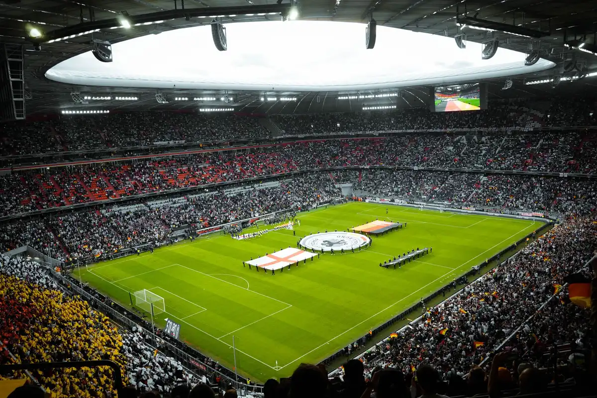 Folla di tifosi in uno stadio che rendono omaggio a un campione