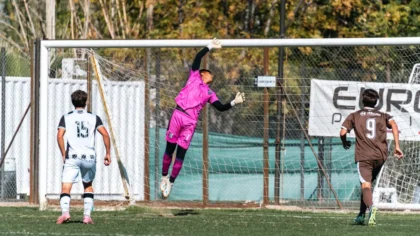 Portiere in azione durante l'allenamento, posizionato in area di rigore