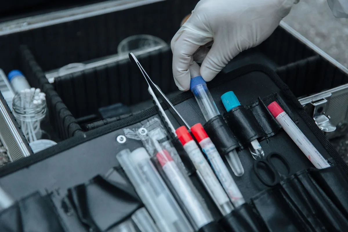 Medico legale durante esame autoptico con strumenti diagnostici