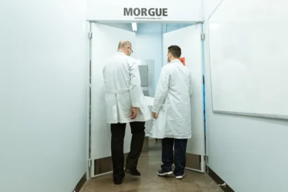 Strumenti medici e documentazione in una sala di esame autoptico