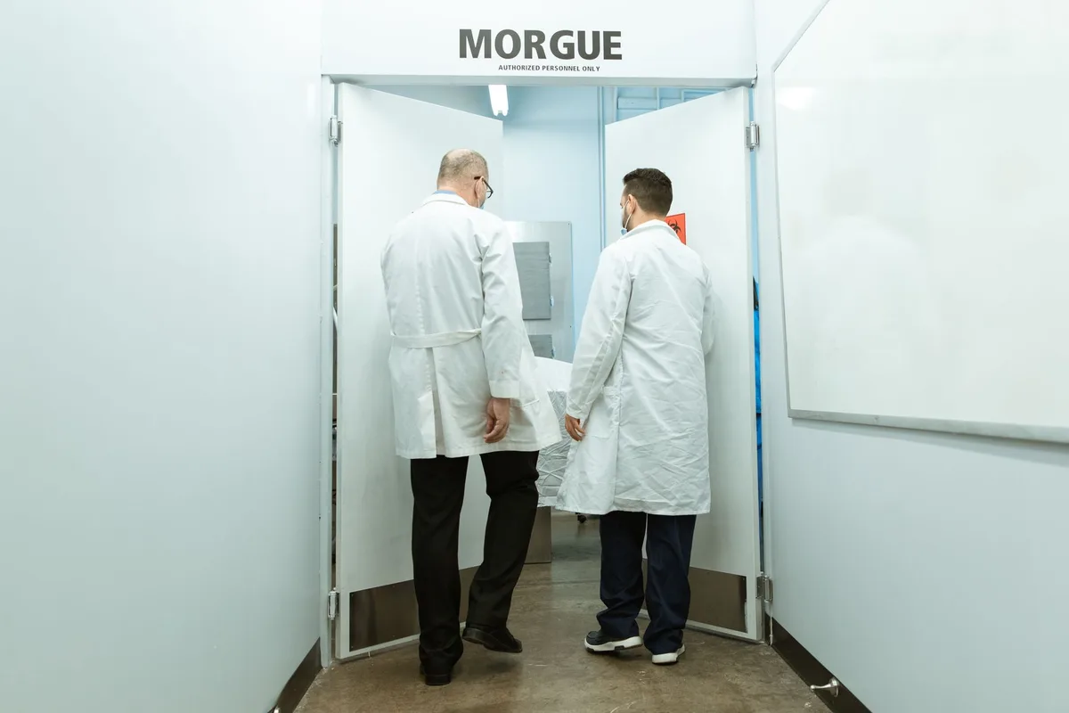 Strumenti medici e documentazione in una sala di esame autoptico