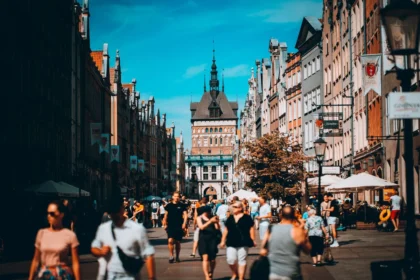 Folla di turisti che cammina per le vie del centro città durante il periodo estivo
