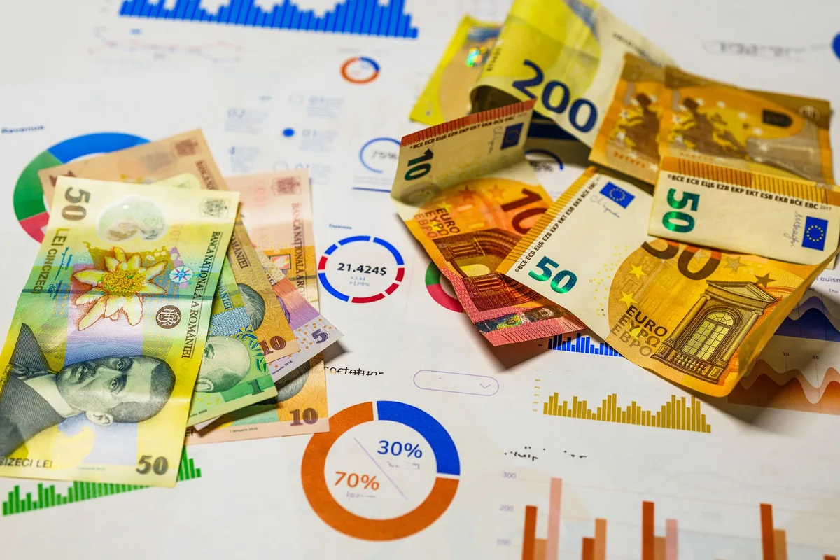 Grafici di dati economici e indicatori di inflazione su uno schermo