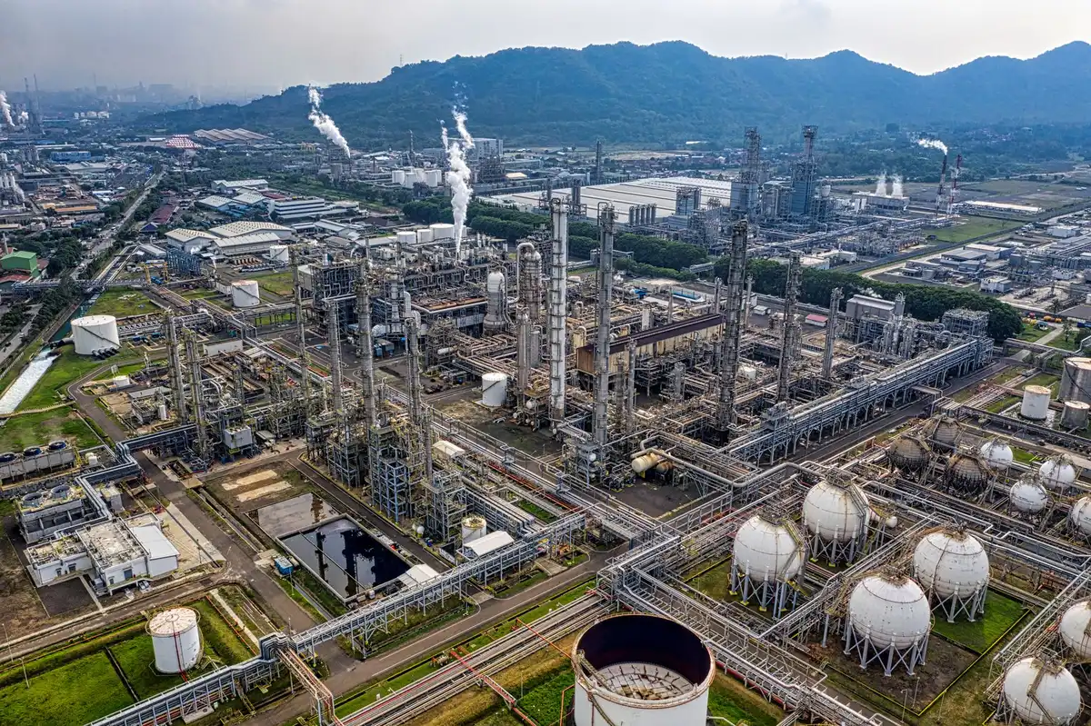 Impianto petrolifero e infrastrutture energetiche in zona portuale