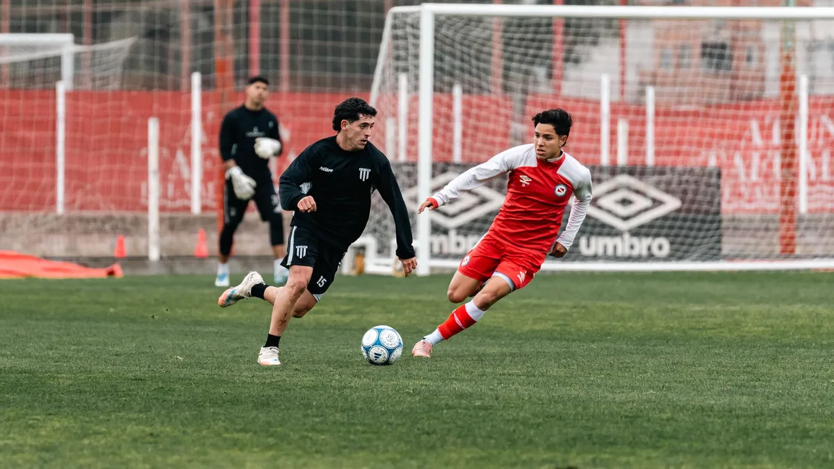 Calciatore in azione durante una partita di calcio in mezzo al campo