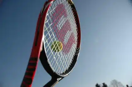 Campi in green set con giocatori in carrozzina in silhouette durante un match