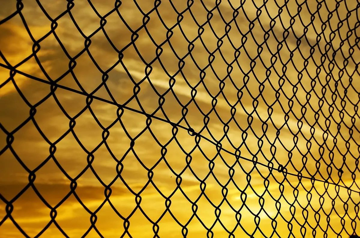 Barriere e settori separati in uno stadio per controllo tifoserie