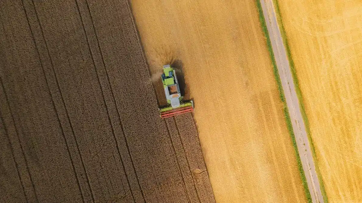 Macchinari agricoli moderni in un campo, simbolo di innovazione