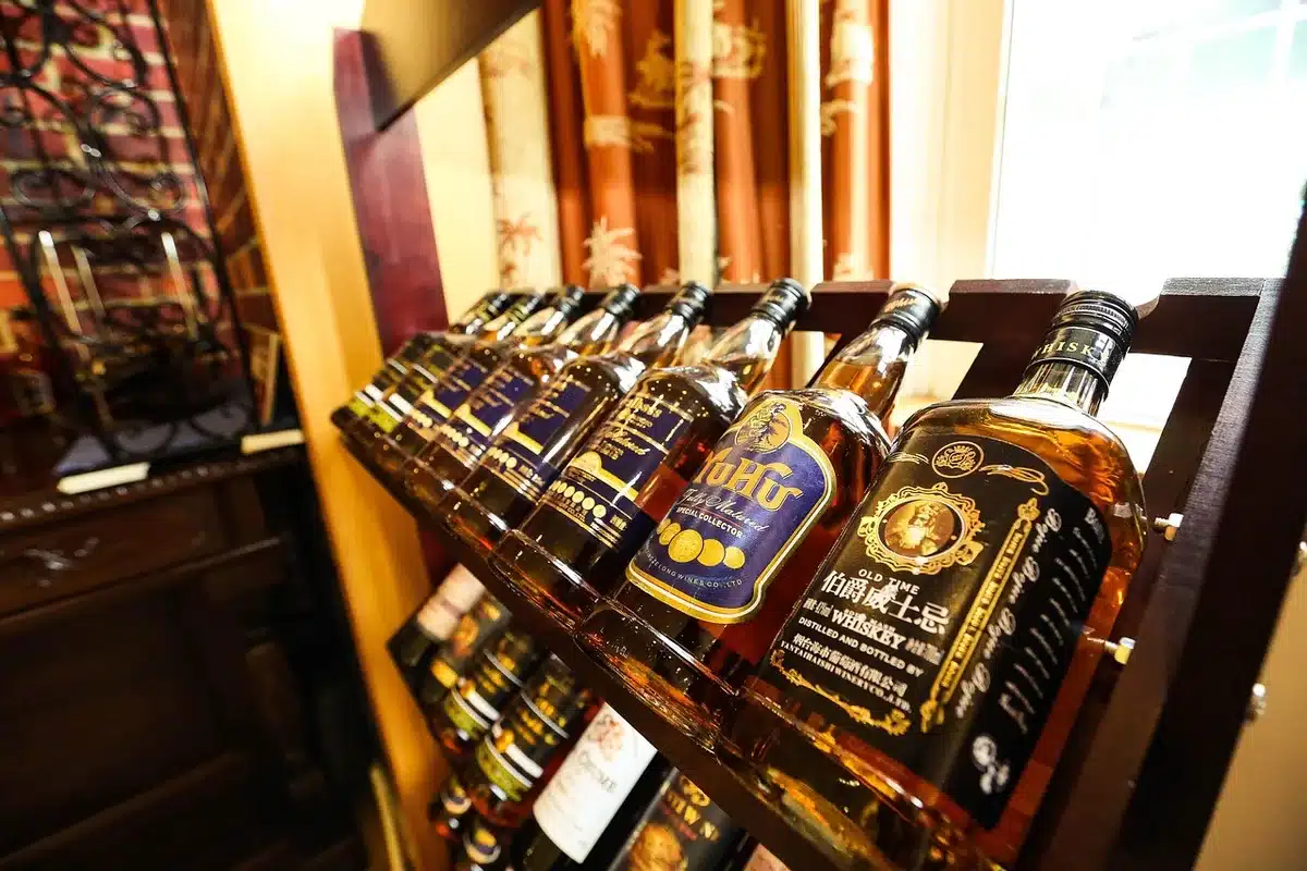 Bottiglie di whisky pregiate esposte per una vendita o asta