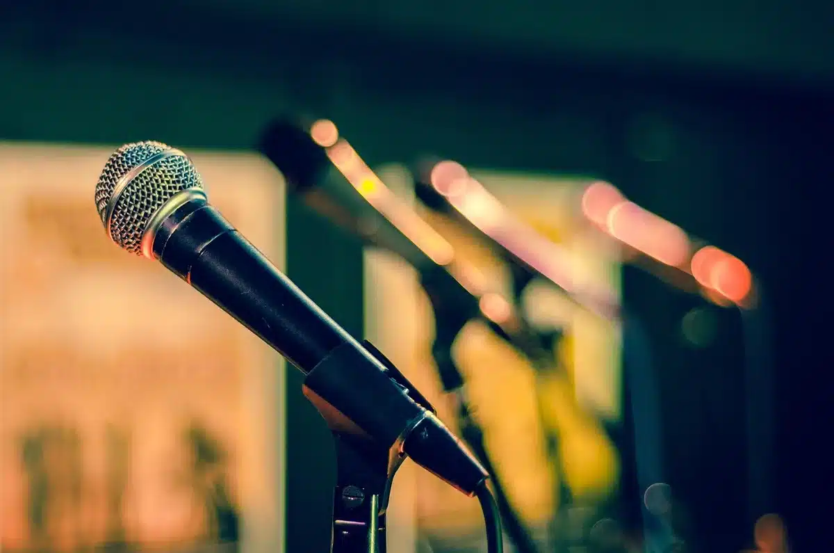 Sagoma di una performer su un grande palco, luce drammatica