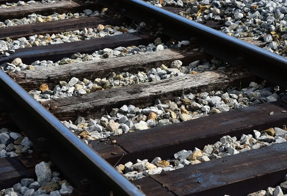 Tecnici ferroviari al lavoro sui binari dopo l'incidente