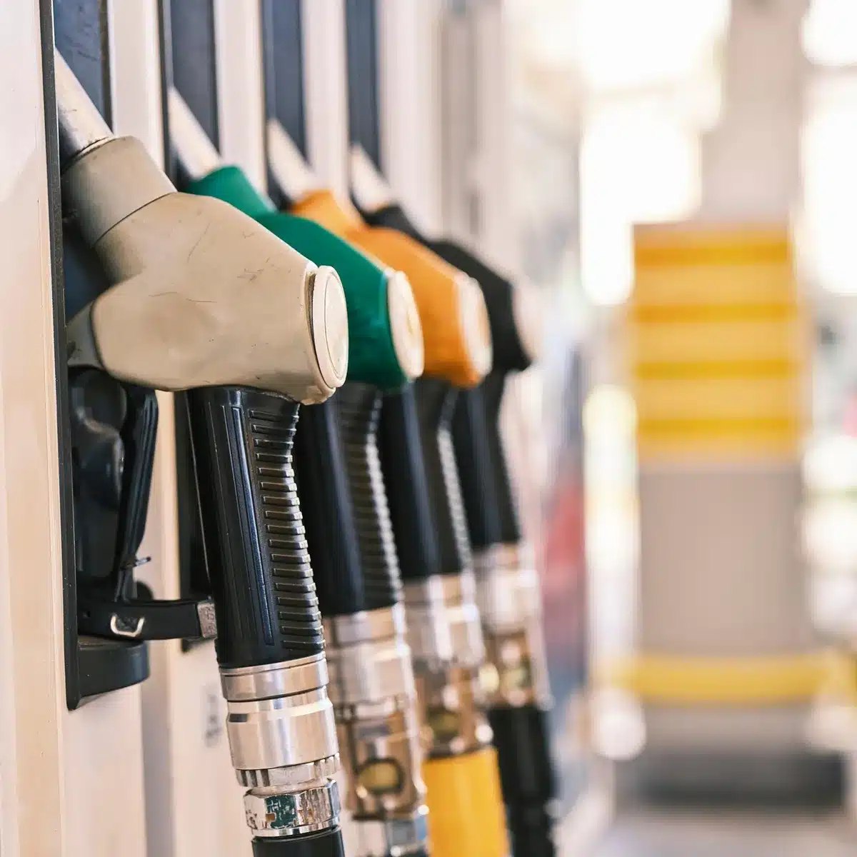 Pompa di benzina e tabellone prezzi alla pompa