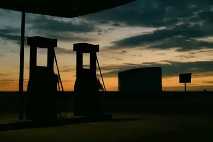 Petrolio giù: Wti scivola sotto quota 80 dollari e i mercati tremano