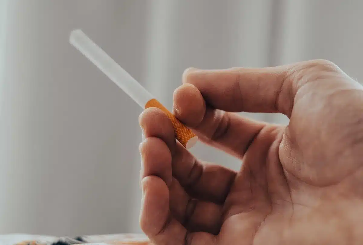 Interno di uno stabilimento di lavorazione tabacco con macchinari modernizzati