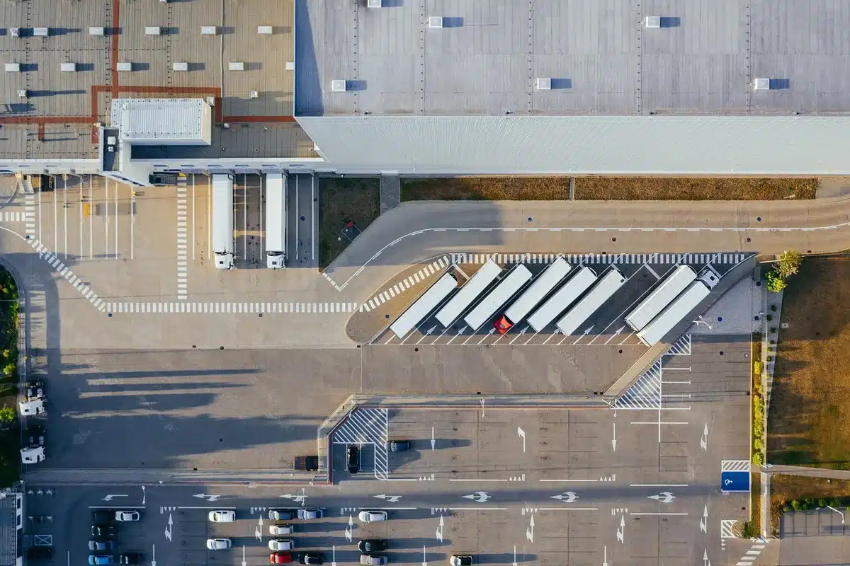 Magazzino e logistici con pannelli informatici che mostrano dati energetici