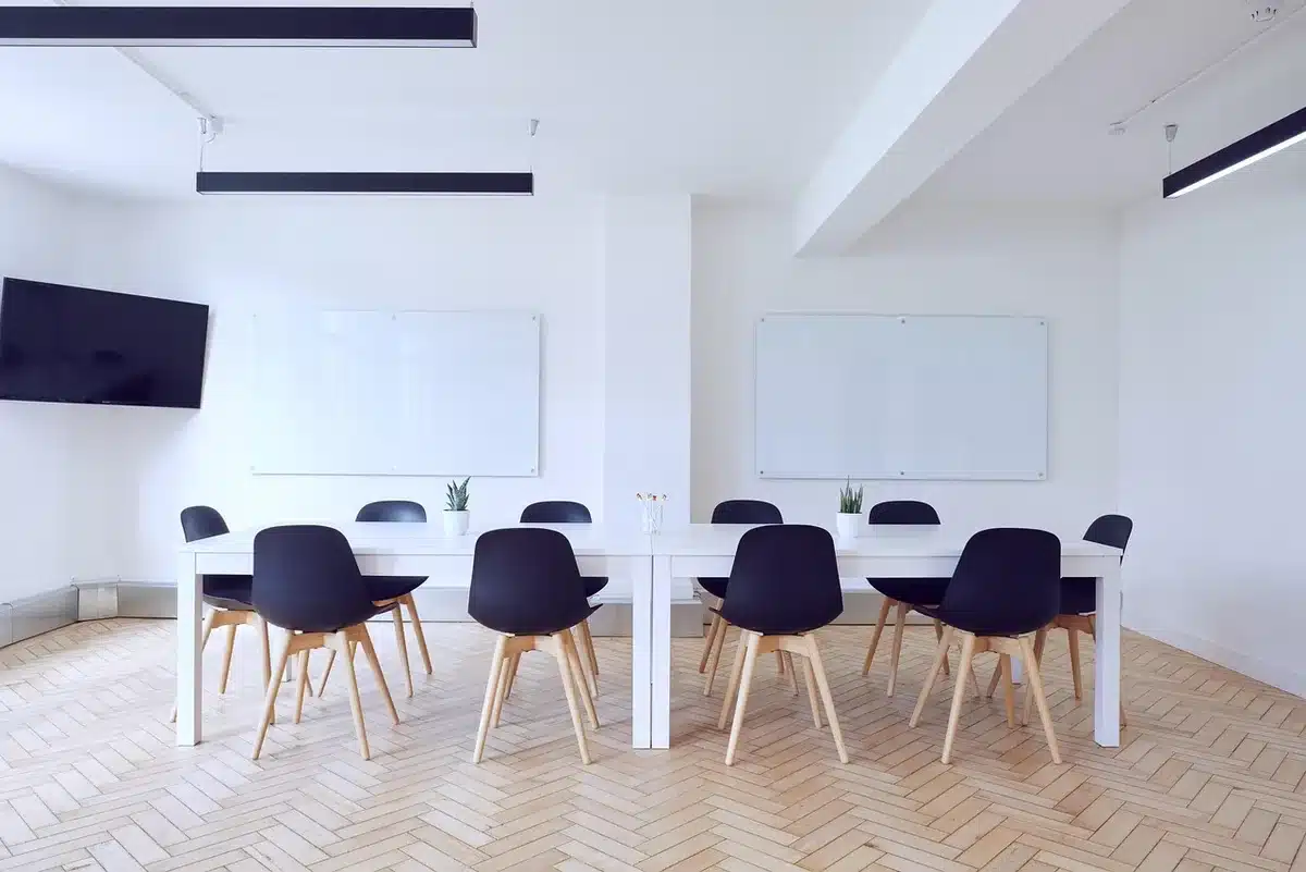 Tavolo con appunti e piani di allenamento che rappresentano lo staff tecnico