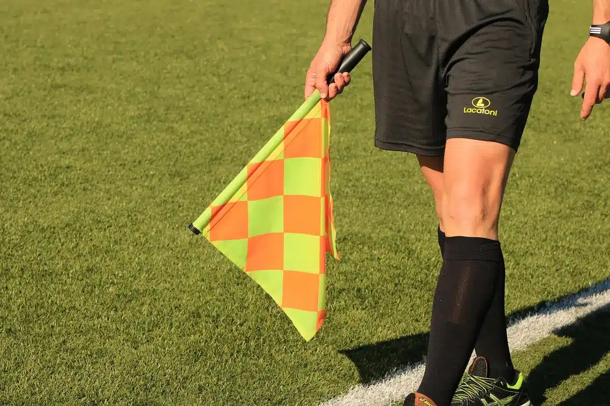 Squadra locale in cerchio prima di una partita, simbolo di coesione