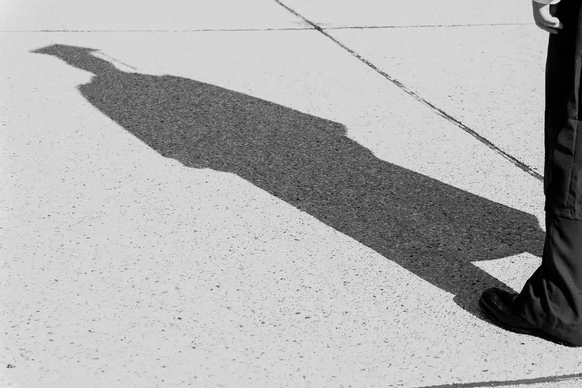 Aula universitaria con studenti e materiali multidisciplinari