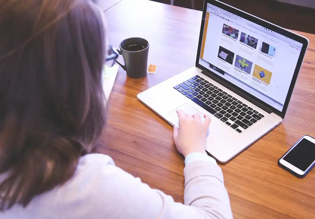 Giovani con dispositivi digitali che collaborano in gruppo