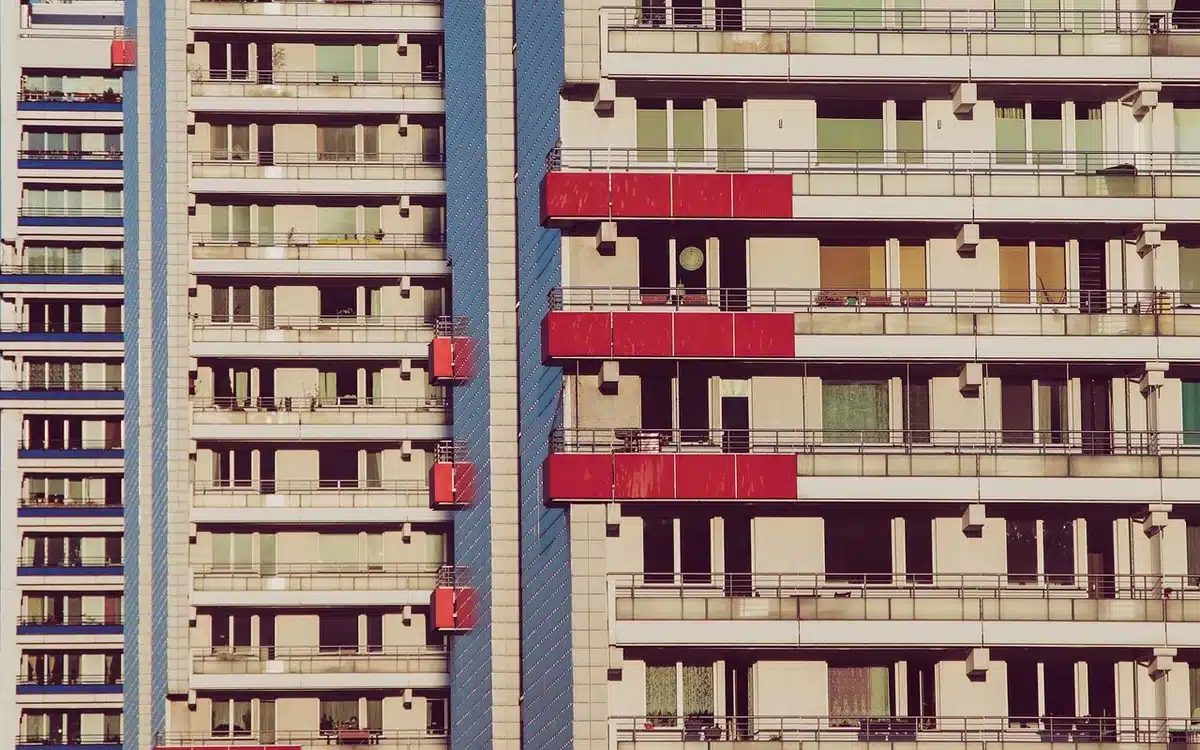 Sacco di plastica ordinato su balcone domestico